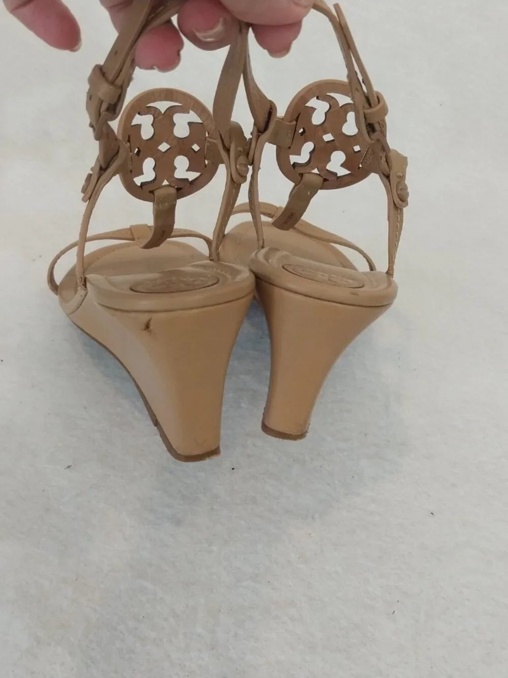 Tory Burch Wedge Sandals 7.5 Miller Beige Nude Leather T-Strap Logo Medallion